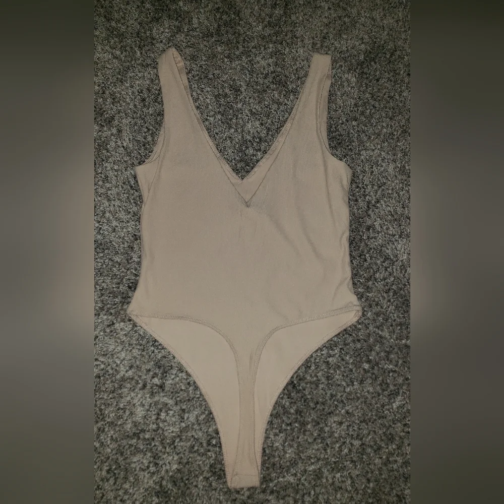 House Of Harlow 1960|NWOT| V-Neck Bodysuit - Picture 6 of 6